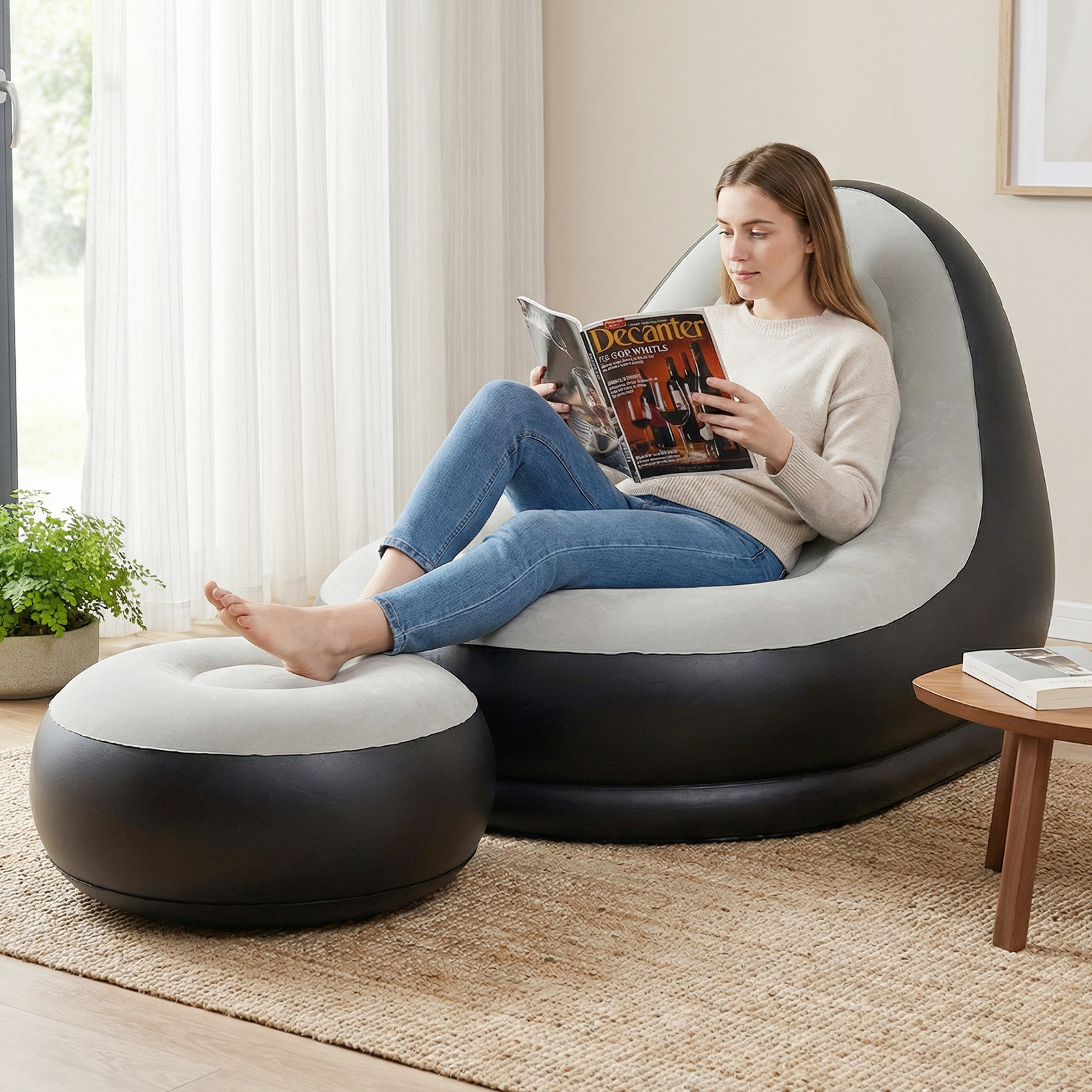 Pripučiama sofa su pufu pilka ir juoda 2
