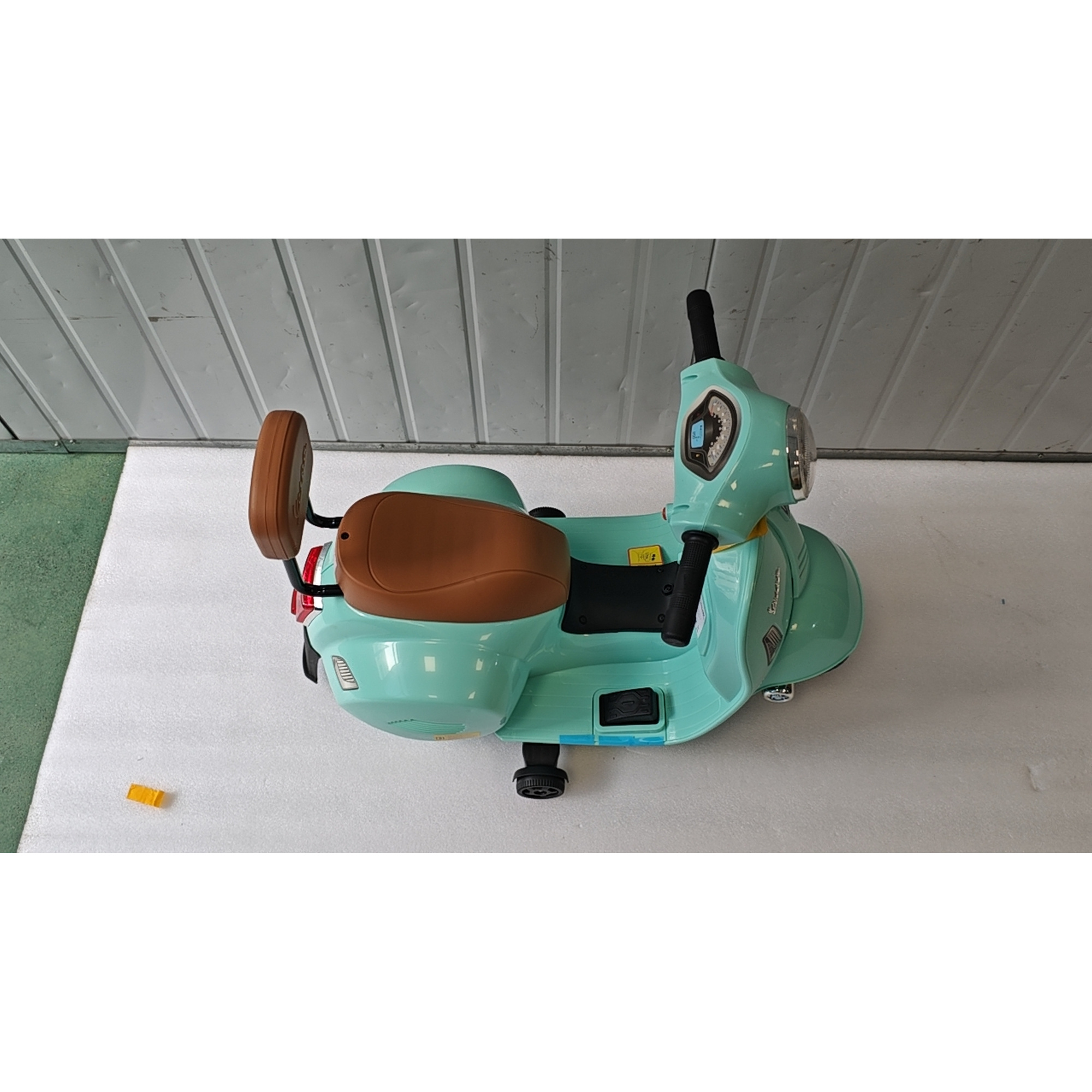 Elektrinis vaikiškas motociklas Mini Vespa GTS dizaino, su atraminiais ratukais, žalias, 66,5 × 38 × 52 cm