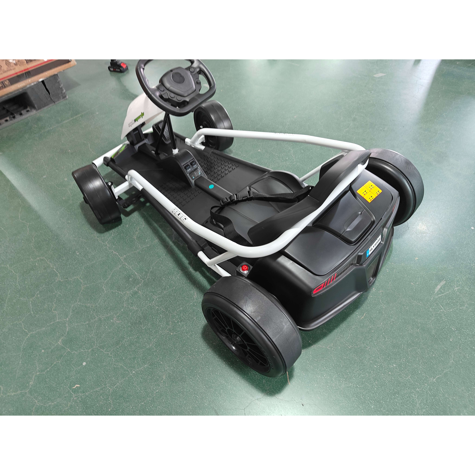 Elektrinis kartingas su dreifo funkcija ir dviem varikliais, baltas ir juodas, 115 × 77 × 54 cm 2