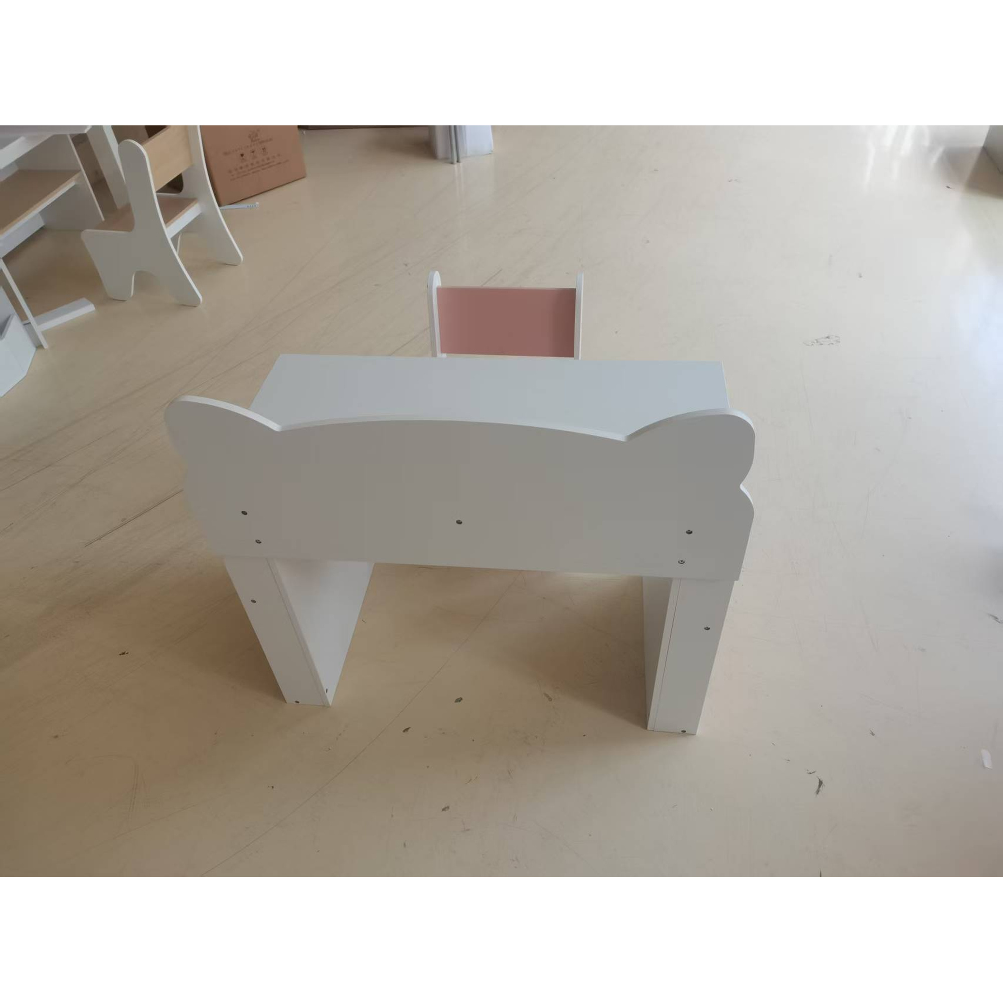 Vaikiškas stalo ir kėdės rinkinys su knygų lentyna ir stalčiumi, baltas ir rožinis, 80 × 41,2 × 74,5 cm, 2 dalių