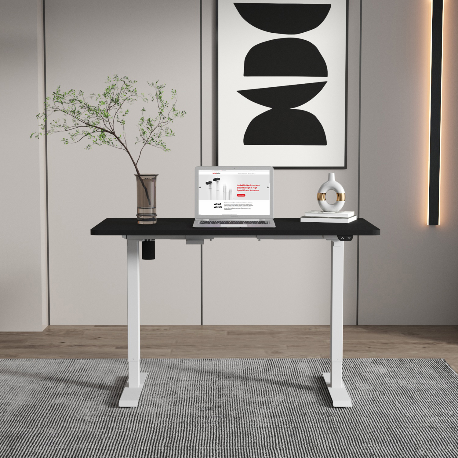 Reguliuojamo aukščio stalas su vienu varikliu, juodas su sidabro pilkomis kojomis, 140 × 80 × 71–121 cm