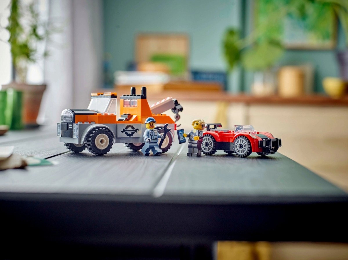 60435 lego® city vilkikas ir sportinio automobilio remontas