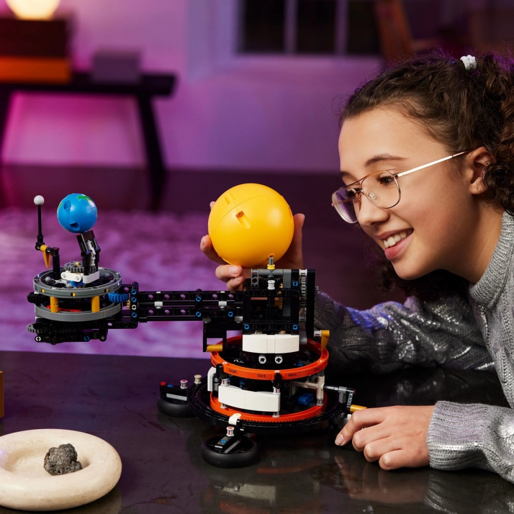 42179 lego® technic žemė ir orbita skriejantis mėnulis