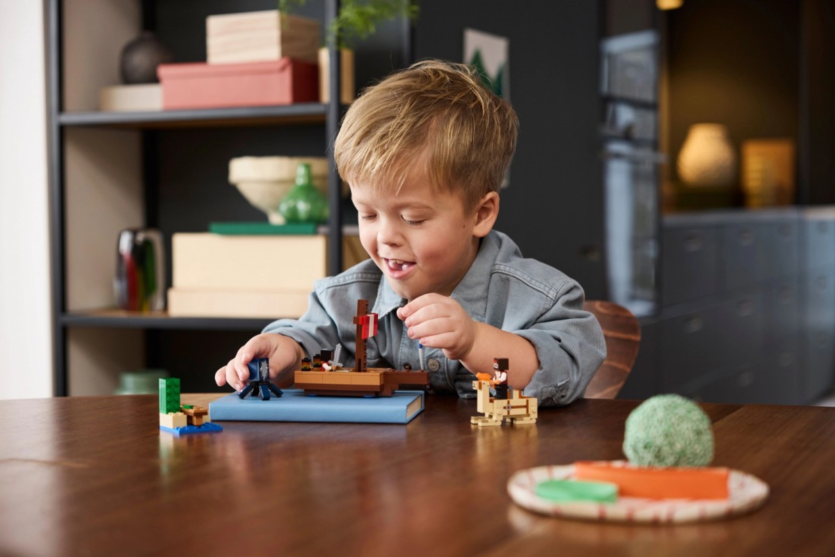 21259 lego® minecraft kelionė piratų laivu
