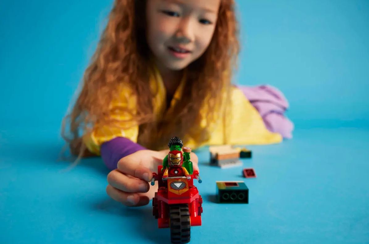 76287 lego® marvel geležinis žmogus su motociklu ir halkas, 68 d.