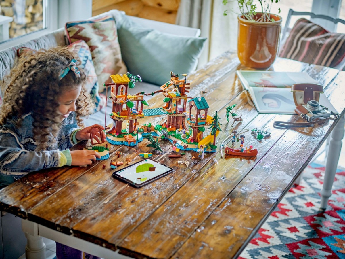 42631 lego® friends nuotykių stovyklos namelis medyje