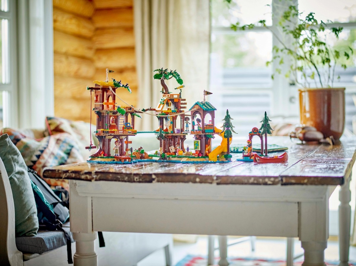 42631 lego® friends nuotykių stovyklos namelis medyje