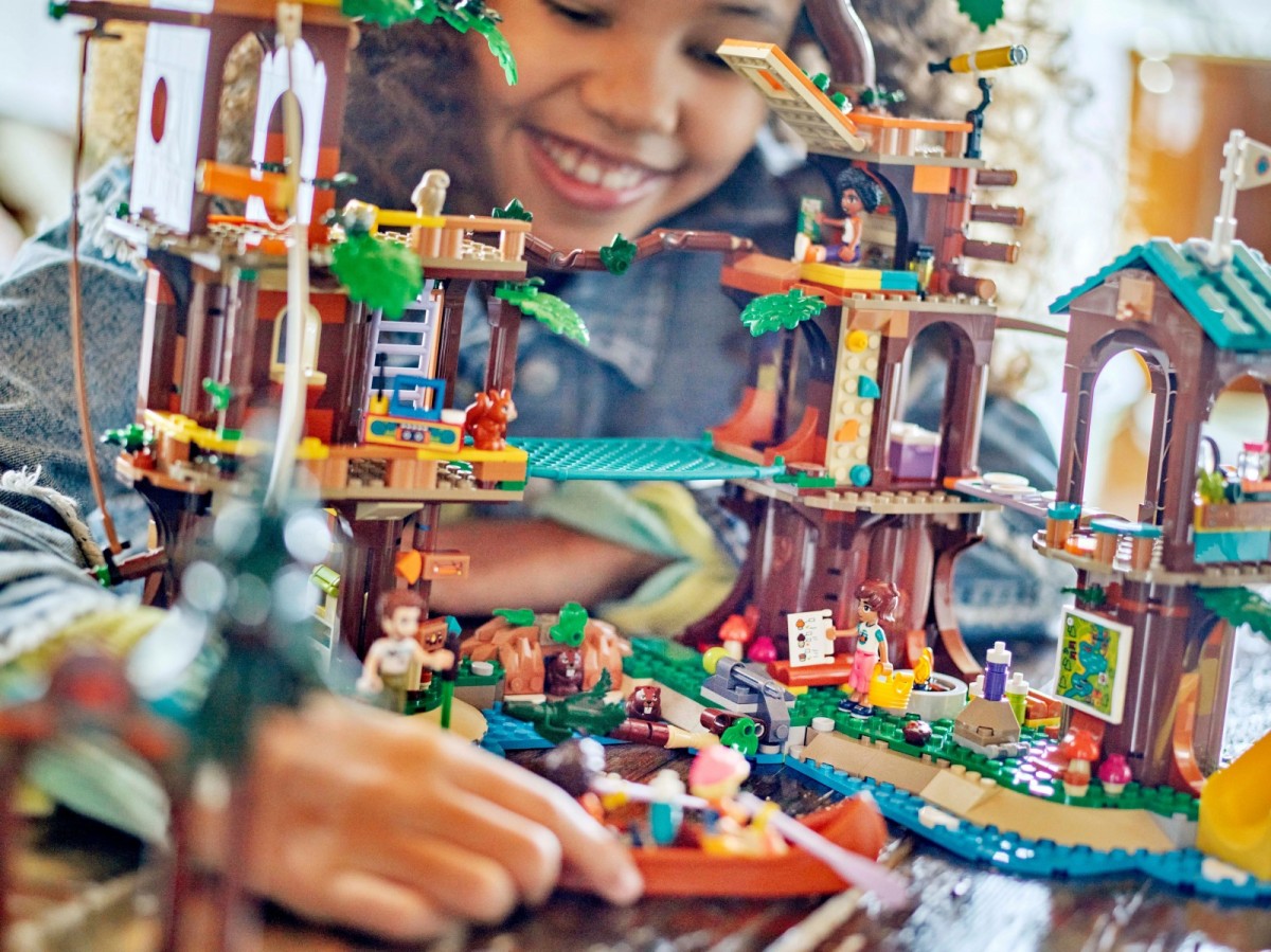 42631 lego® friends nuotykių stovyklos namelis medyje