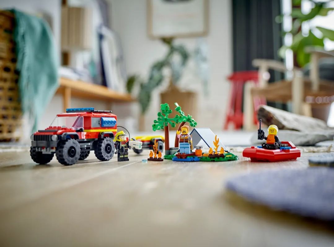60412 lego® city;4x4 ugniagesių visureigis su gelbėjimo valtimi