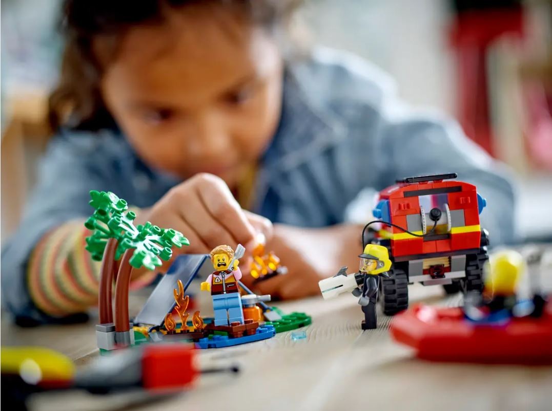 60412 lego® city;4x4 ugniagesių visureigis su gelbėjimo valtimi