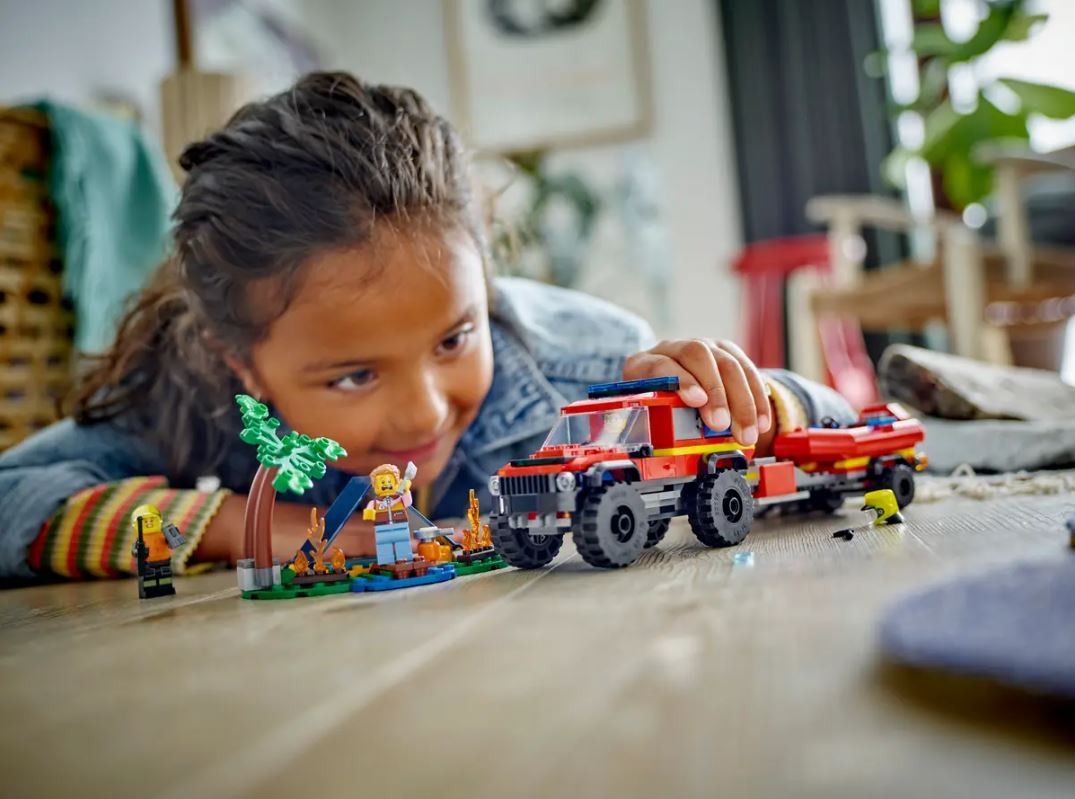 60412 lego® city;4x4 ugniagesių visureigis su gelbėjimo valtimi