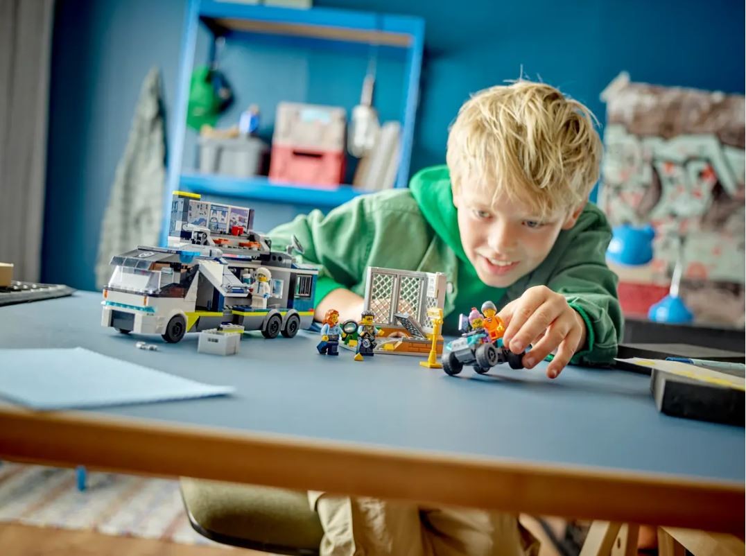 Konstruktorius policijos sunkvežimis su laboratorija lego city