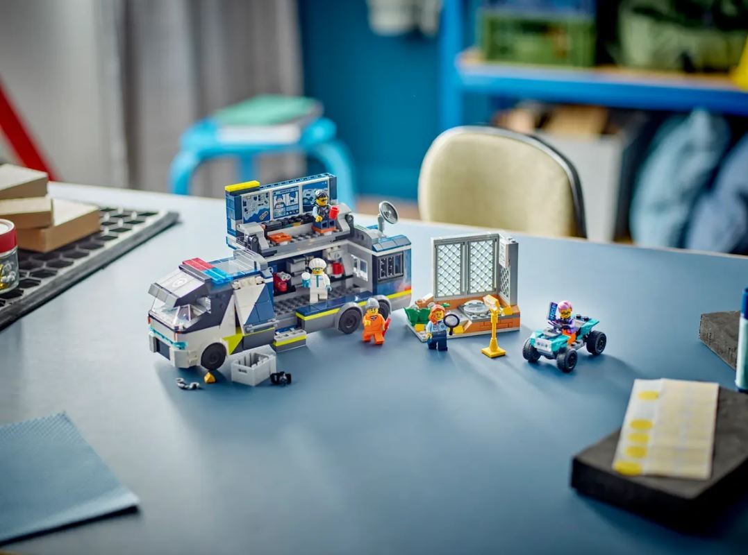 Konstruktorius policijos sunkvežimis su laboratorija lego city