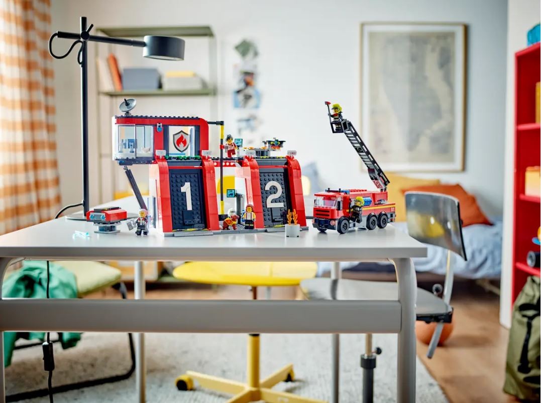 Konstruktorius gaisrinė su gaisrinės automobiliu lego city