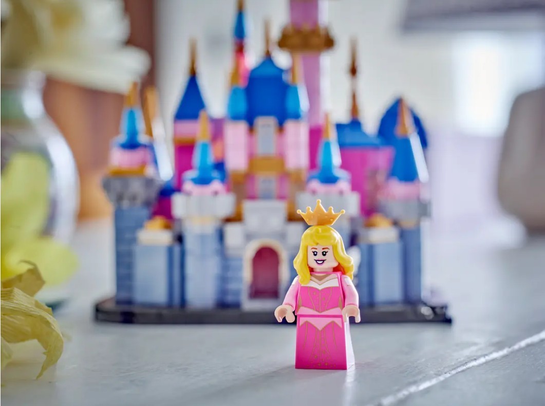 40720 lego® disney miegančiosios gražuolės mini pilis