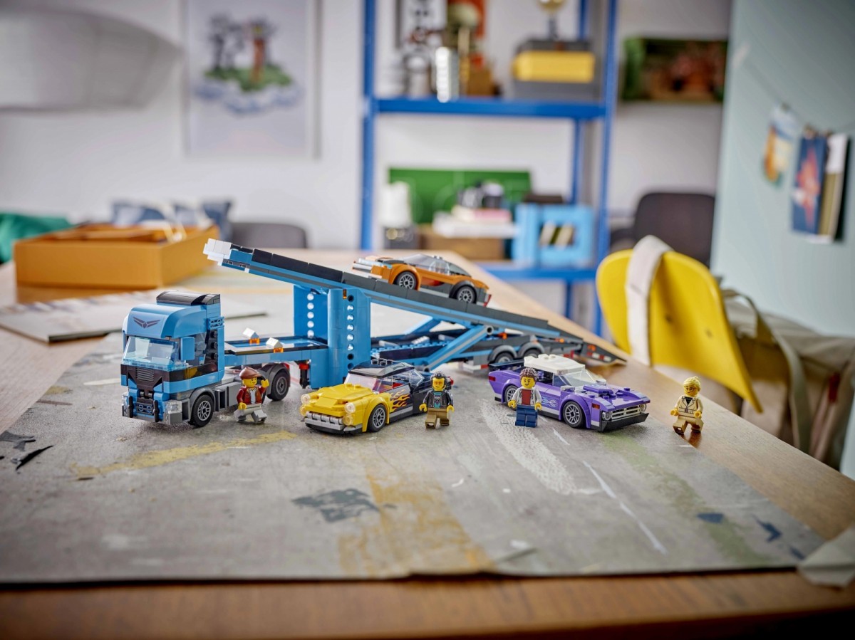 60408 lego® city automobilių transporteris su sportiniais automobiliais