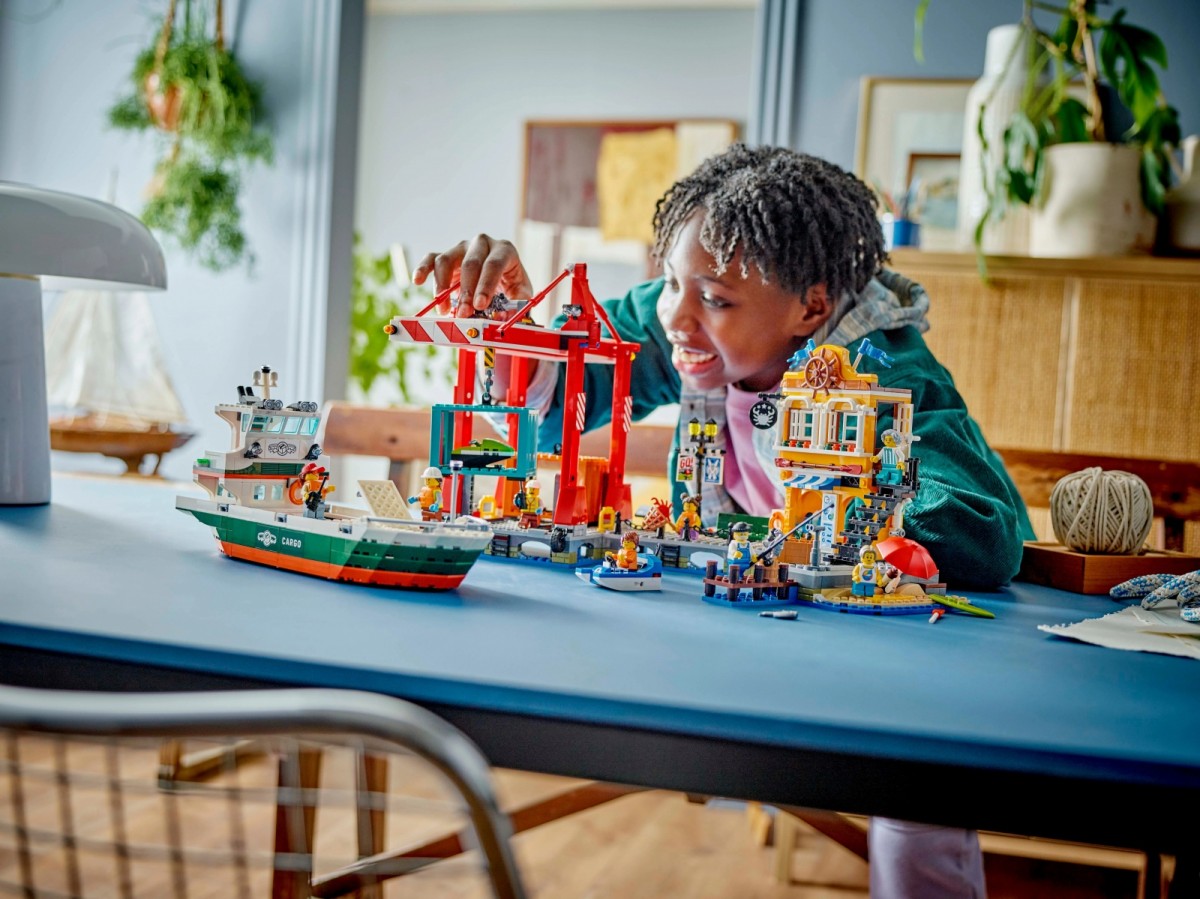 Uosto rinkinys su krovininiu laivu, lego city, spalvotas