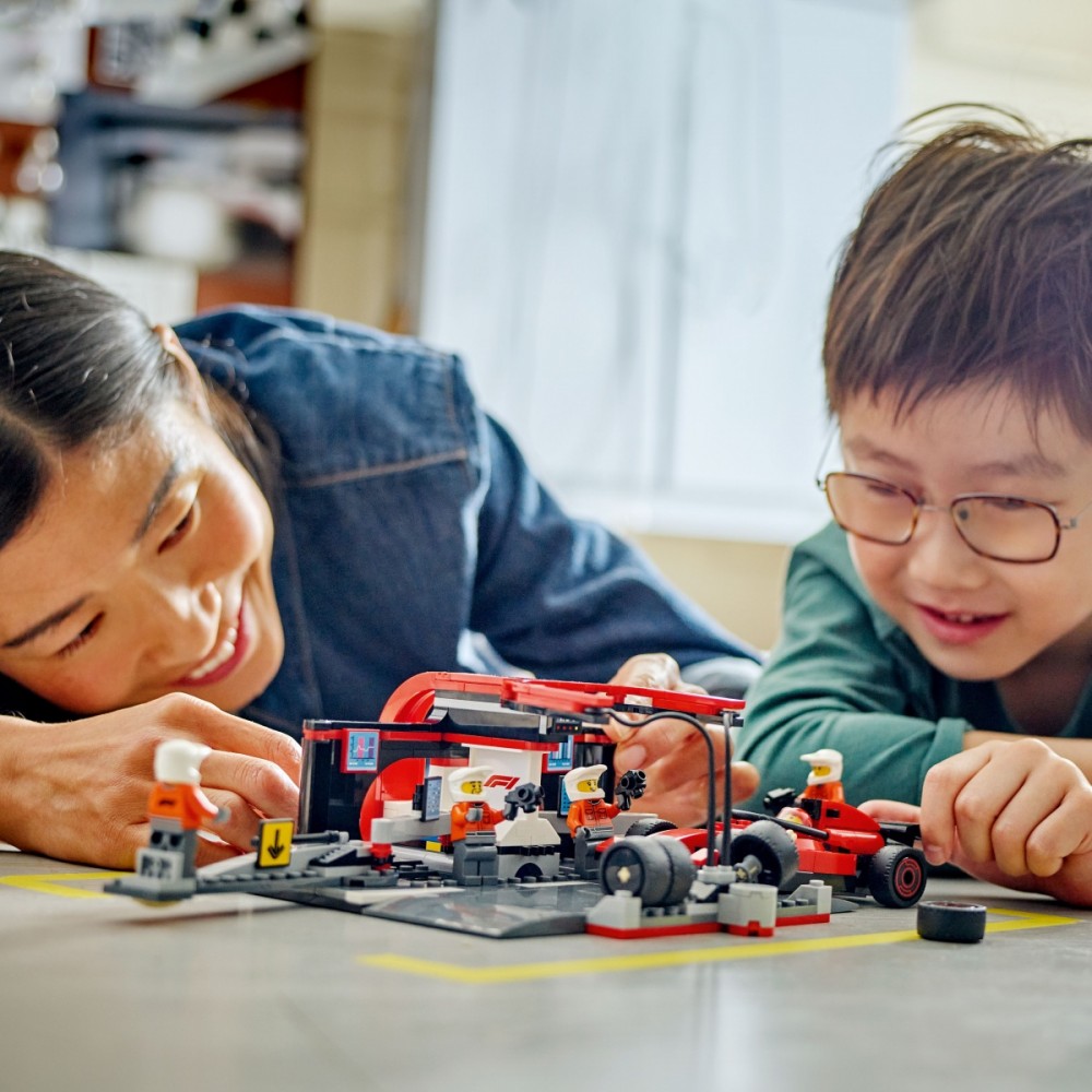 60443 lego® city f1® remonto punktas, mechanikai ir ferrari automobilis