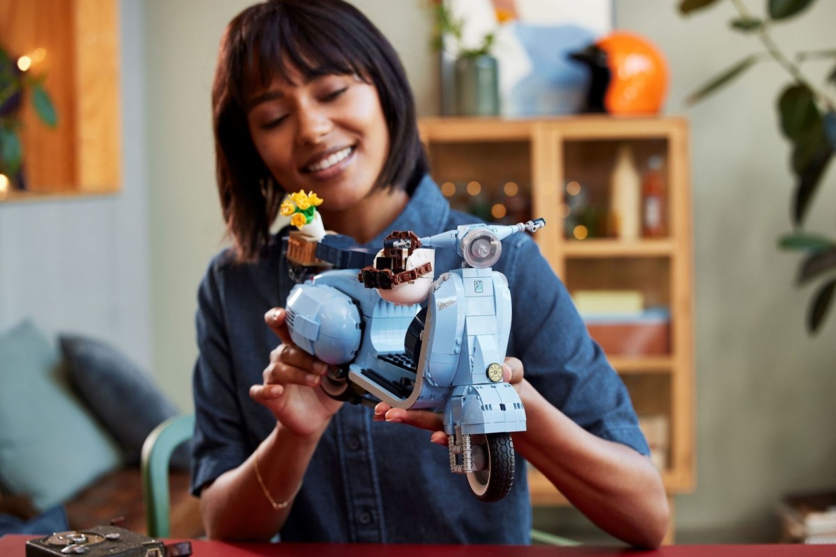 10298 lego® icons vespa 125