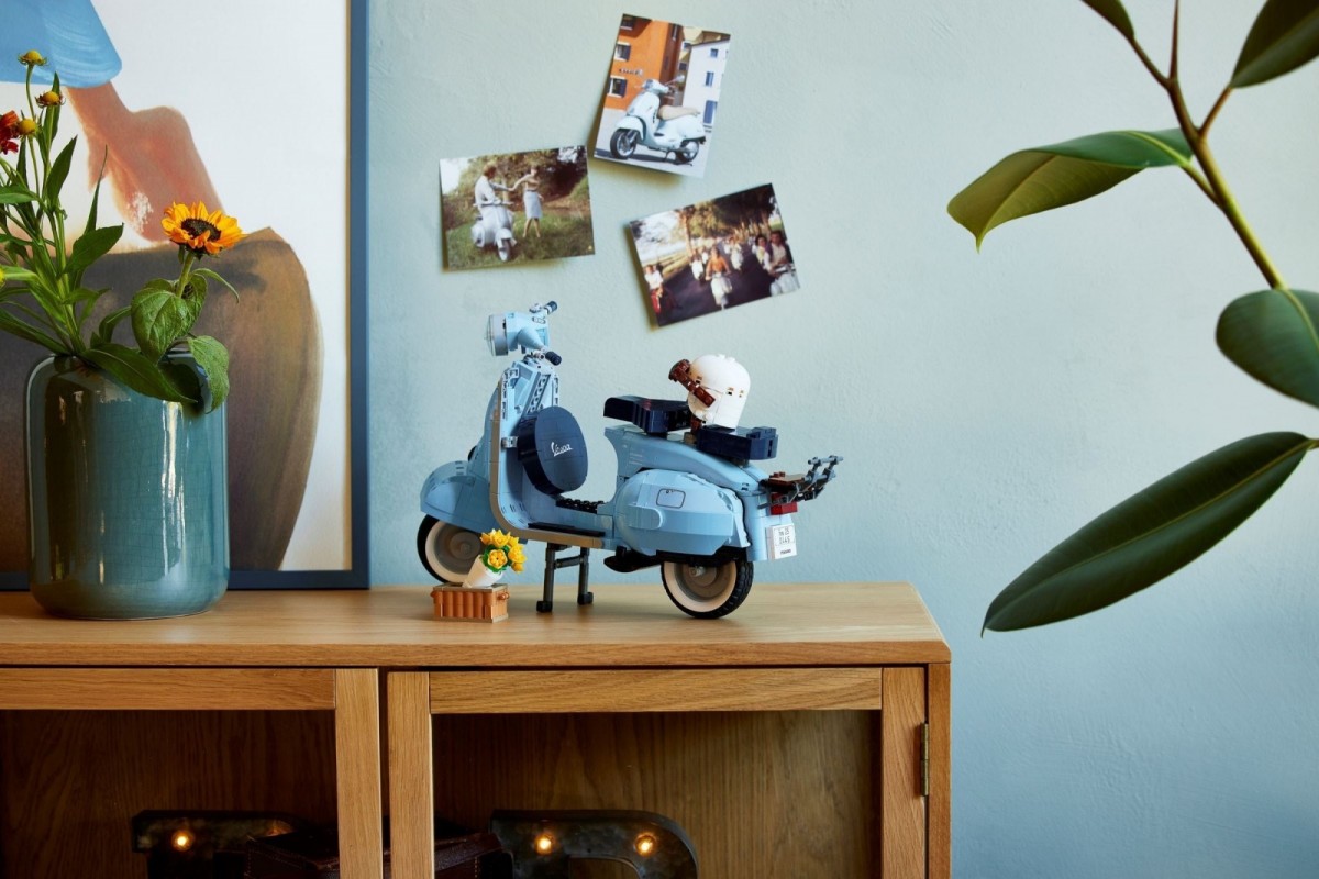 10298 lego® icons vespa 125