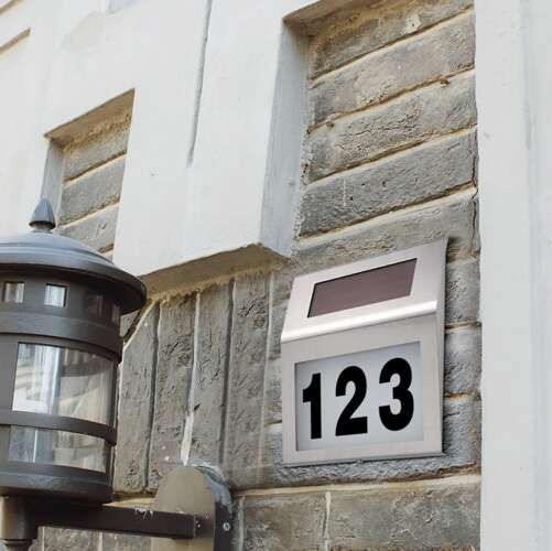 Namo numeris izoxis su saulės apšvietimu