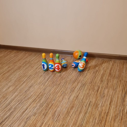 Vaikiškas boulingo rinkinys su spalvingais kėgliais
