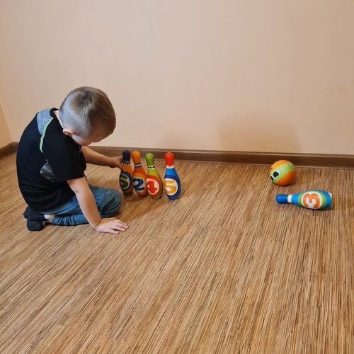 Vaikiškas boulingo rinkinys su spalvingais kėgliais