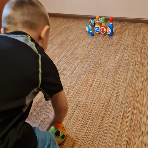 Vaikiškas boulingo rinkinys su spalvingais kėgliais