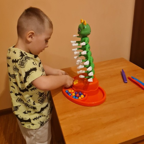 Žaidimas vaikams „šokantis šimtakojis“