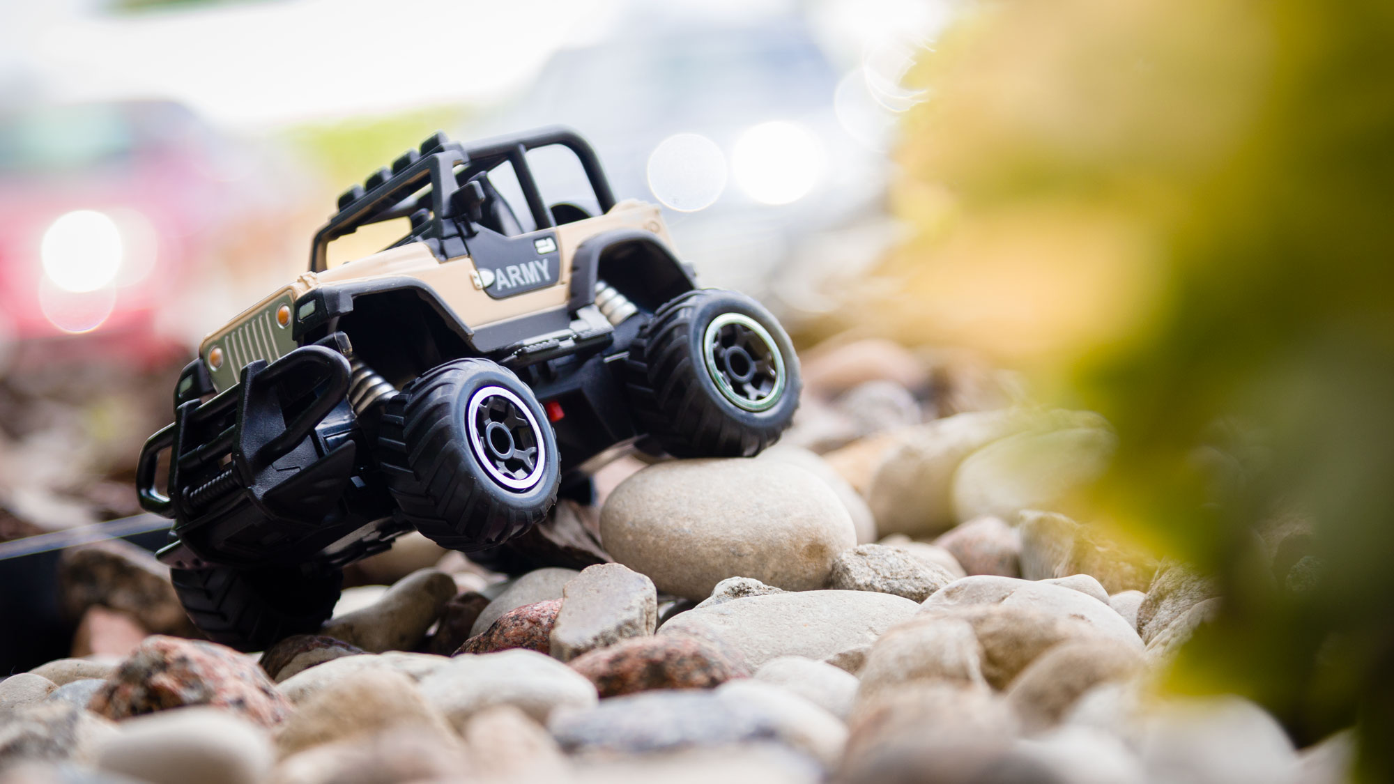 Nuotoliniu būdu valdomas mini automobilis army