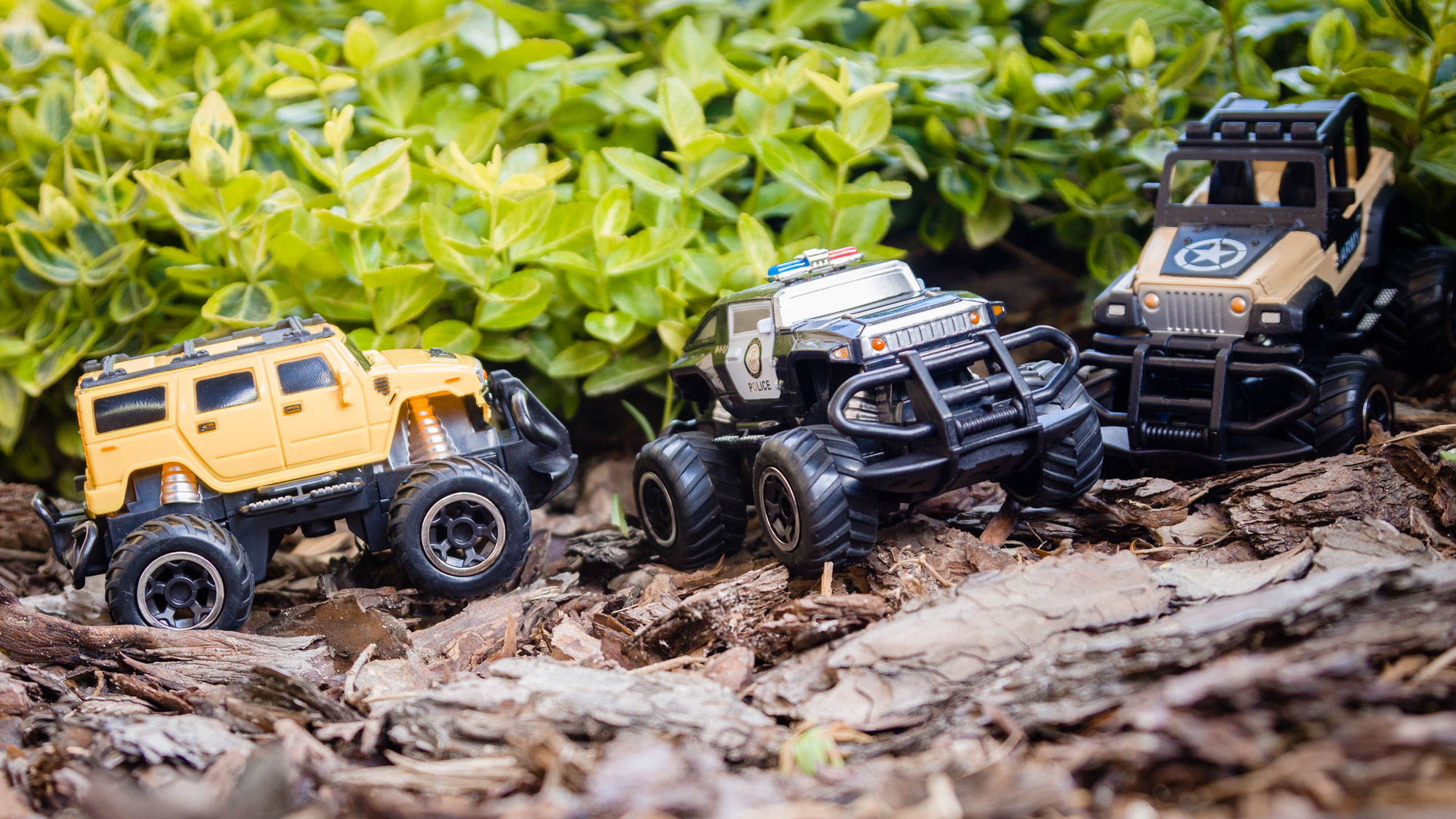 Nuotoliniu būdu valdomas mini automobilis army