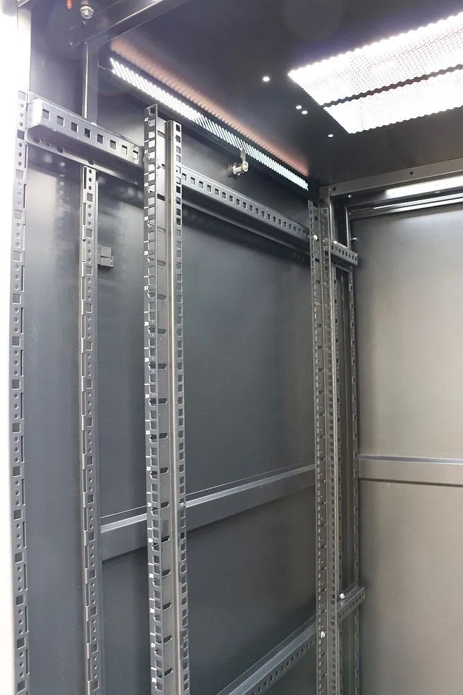Serverio spinta 42u 600x800, juoda