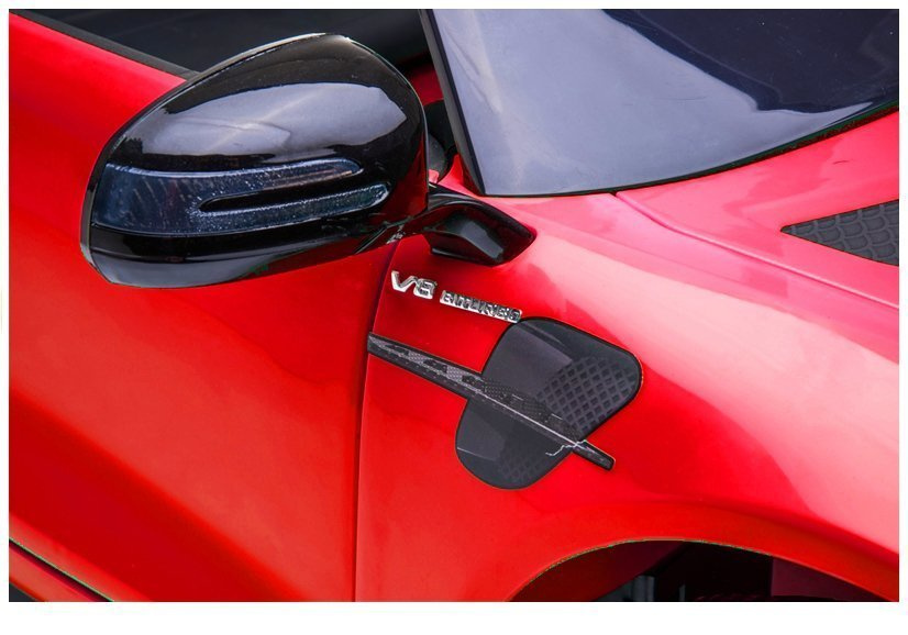 Elektrinis automobilis sportinis mercedes gt r, raudonas