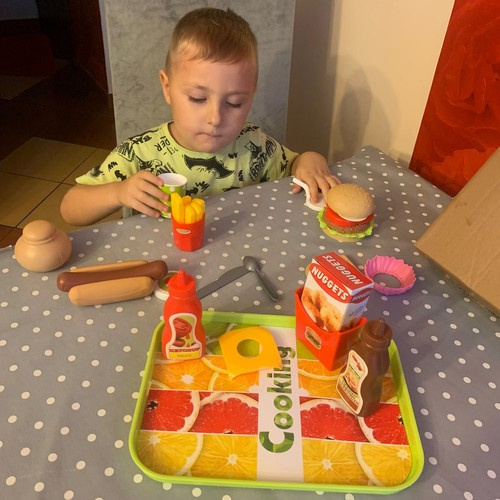 Vaikiškas greito maisto užkandžių rinkinys su padėklu
