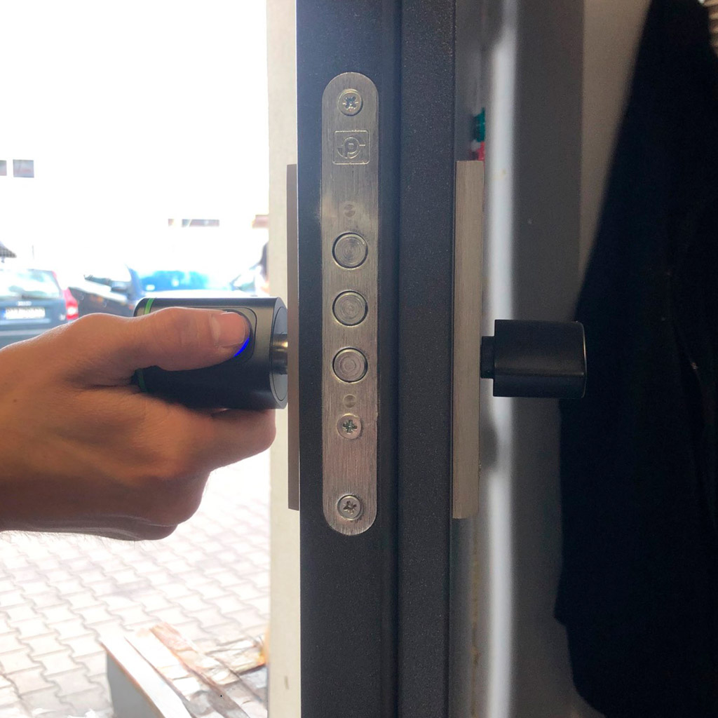 Pirštų atspaudų durų užraktas smart, juodas