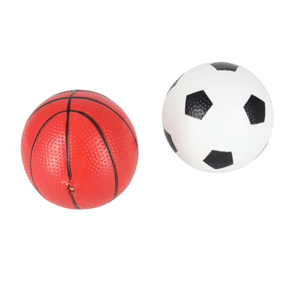 Futbolo ir krepšinio vartai su krepšinio lenta ir kamuoliais