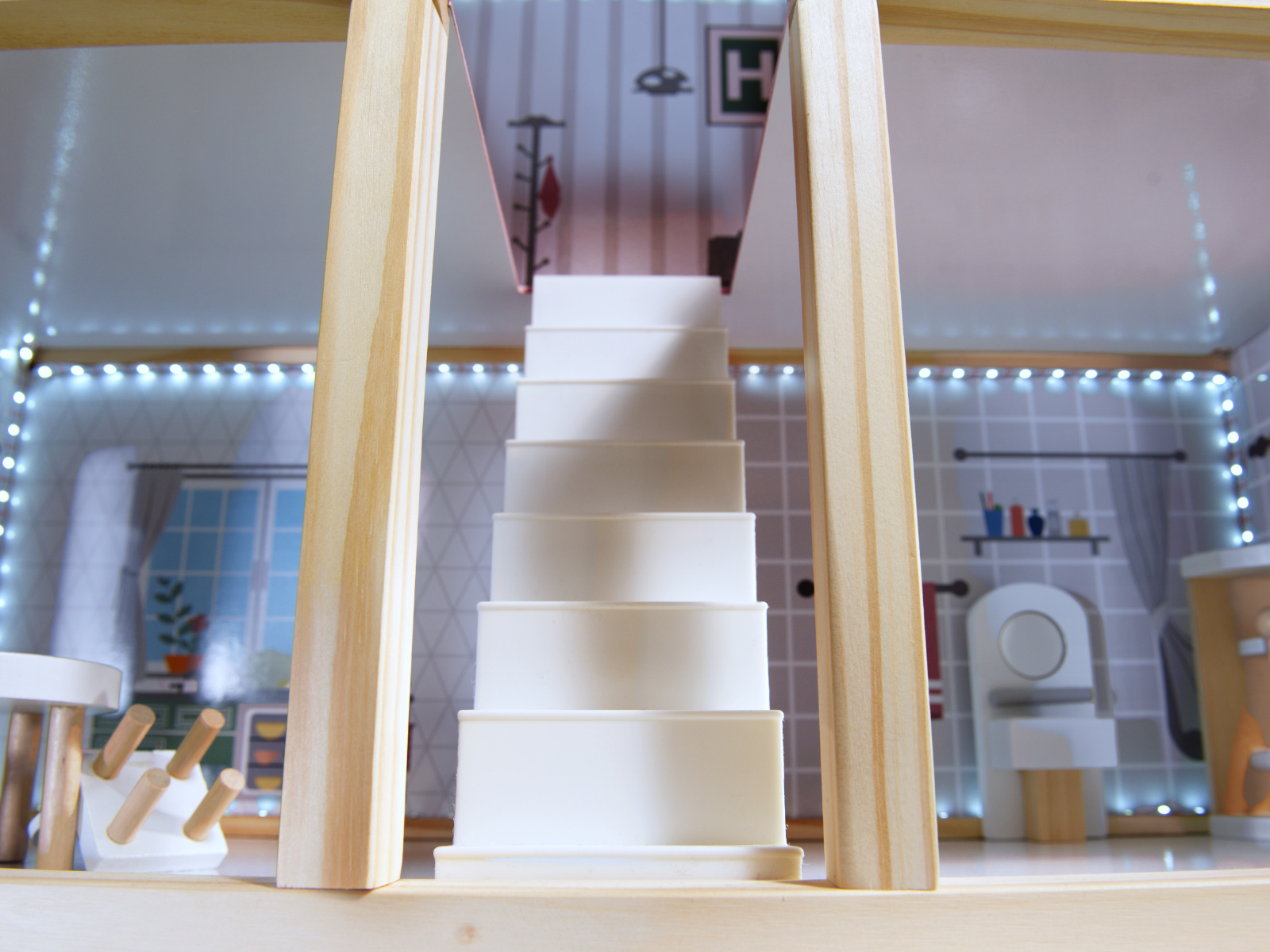 Medinis lėlių namelis mdf su led apšvietimu ir baldais 78 cm