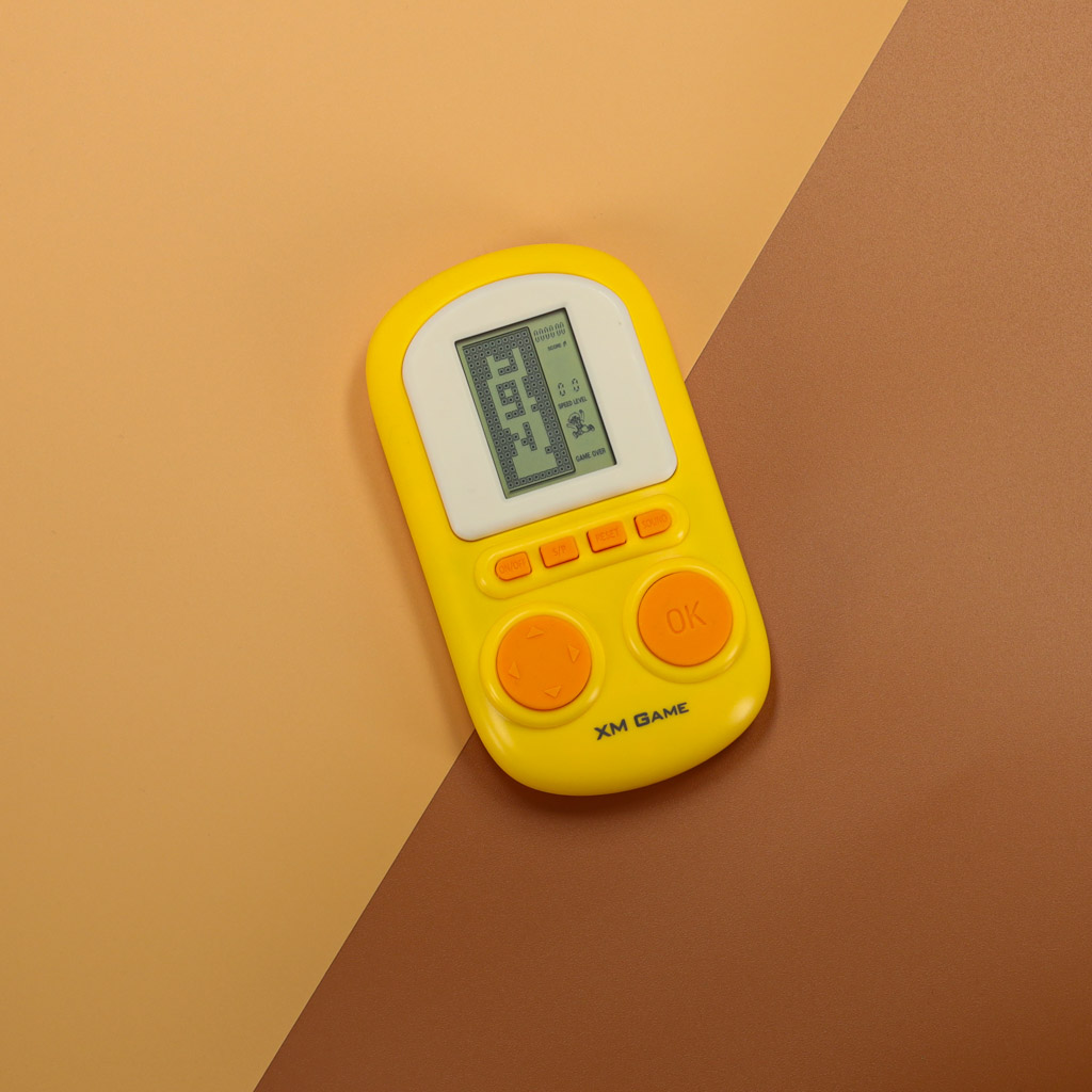 Elektroninių arkadinių žaidimų nešiojamoji konsolė geltonos spalvos