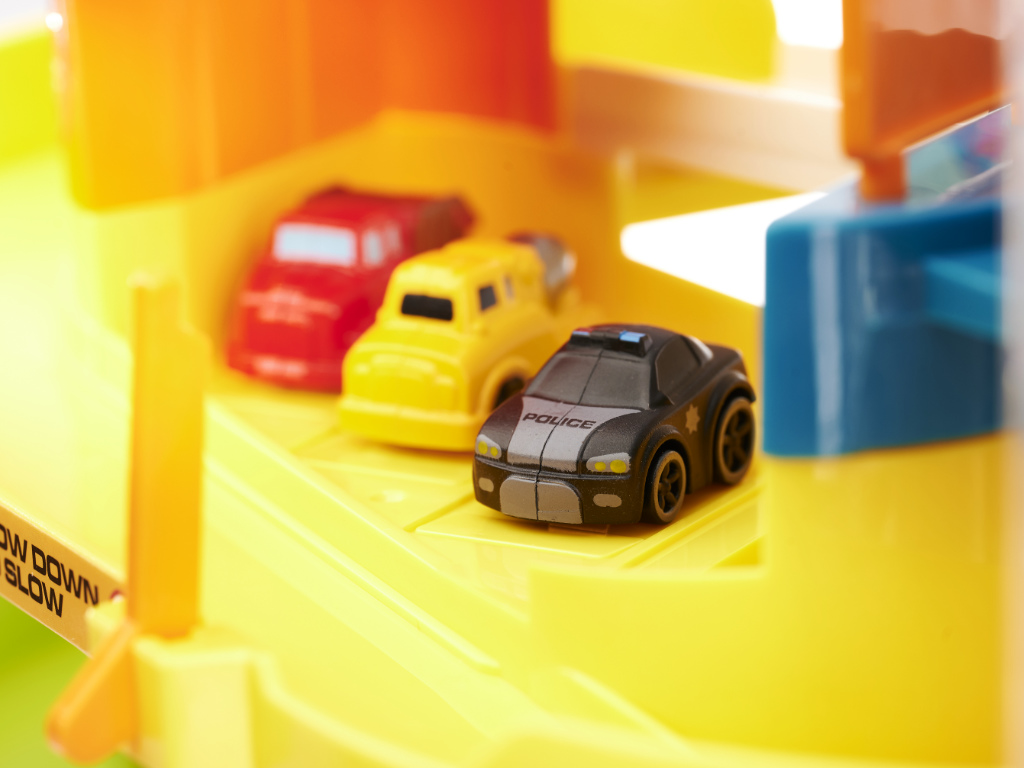Žaislinė penkių aukštų parkavimo aikštelė su 4 automobiliais
