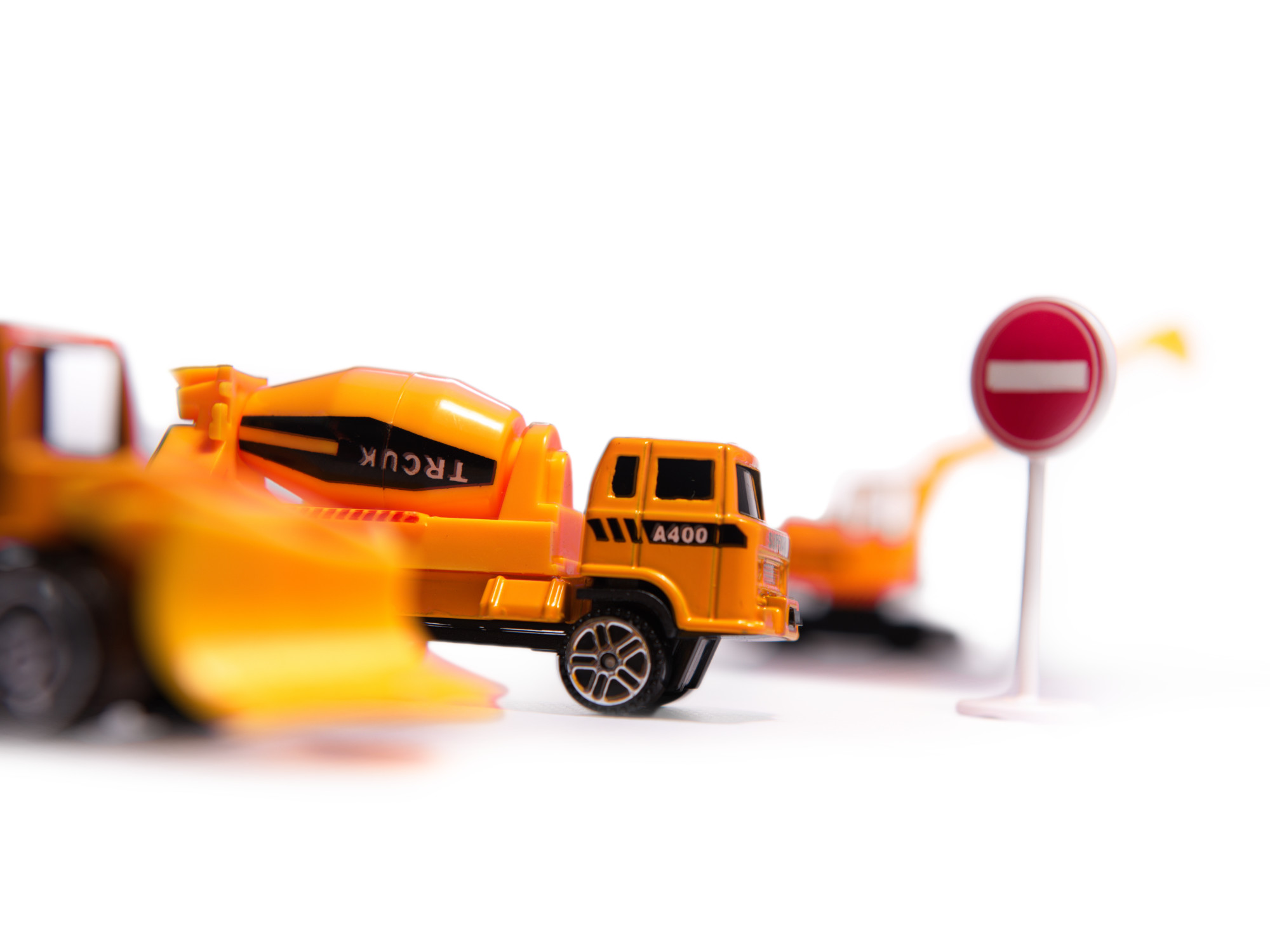 Lėktuvas transporteris su automobiliais ir kelio ženklais