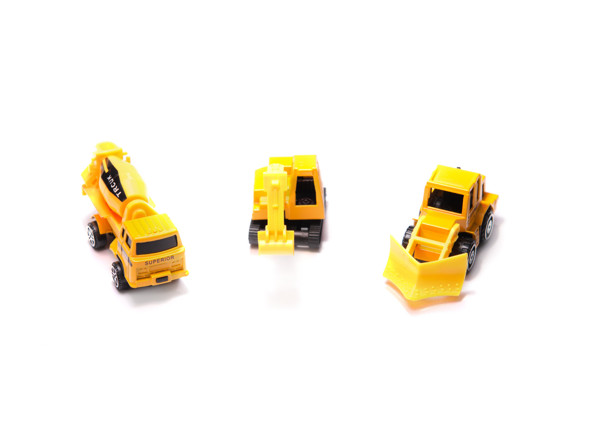 Lėktuvas transporteris su automobiliais ir kelio ženklais