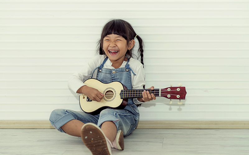 Vaikiška medinė ukulele gitara su 4 stygomis ecotoys, ruda / smėlio spalvos
