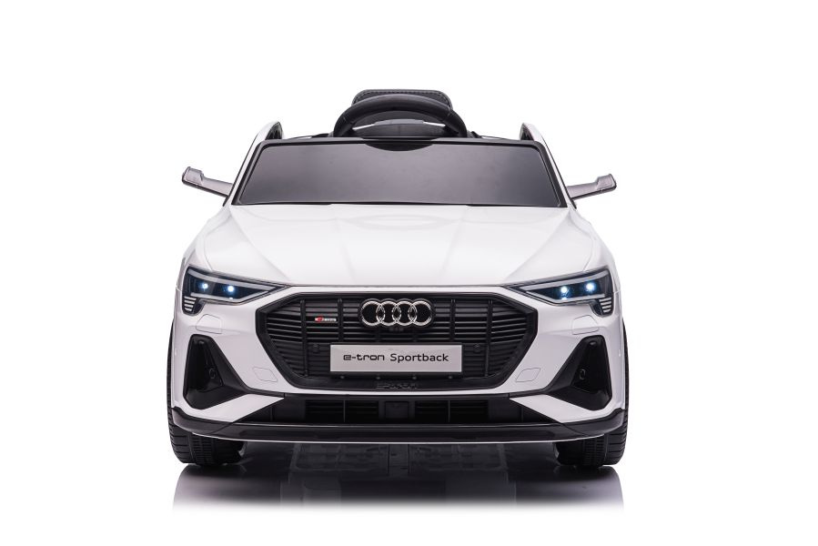 Baltas audi e-tron qls-6688 elektrinis automobilis