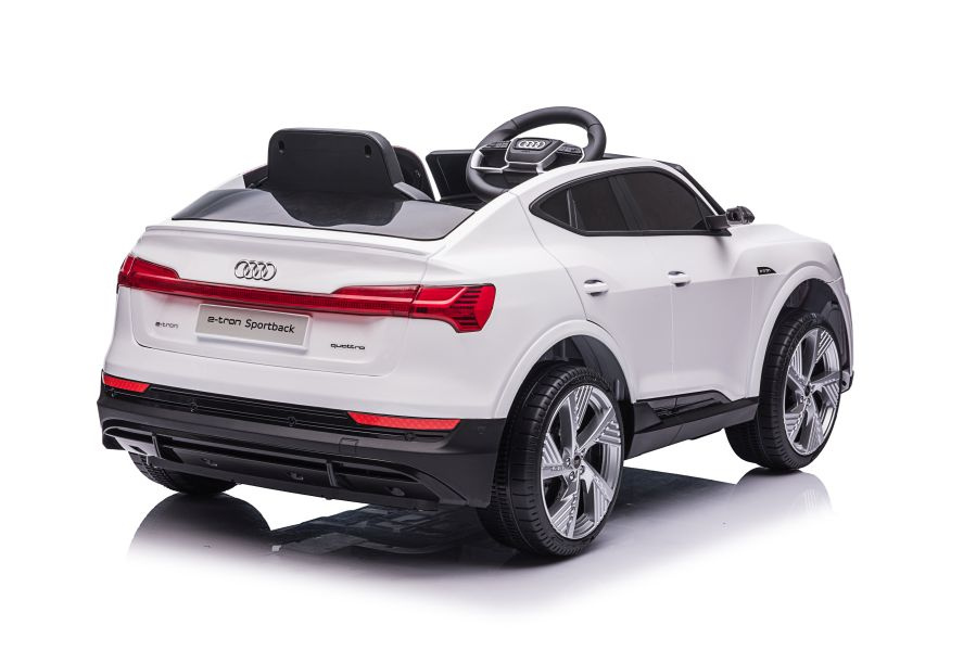 Baltas audi e-tron qls-6688 elektrinis automobilis