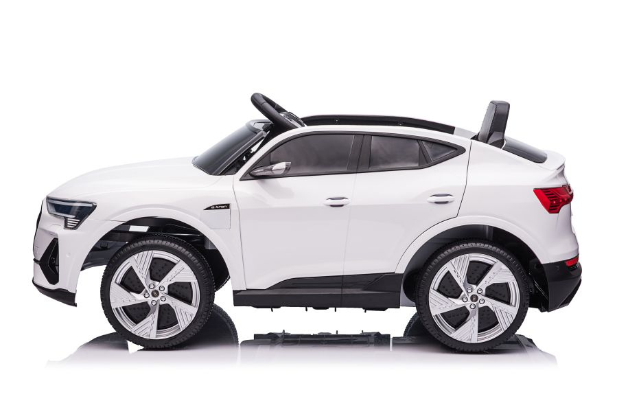 Baltas audi e-tron qls-6688 elektrinis automobilis