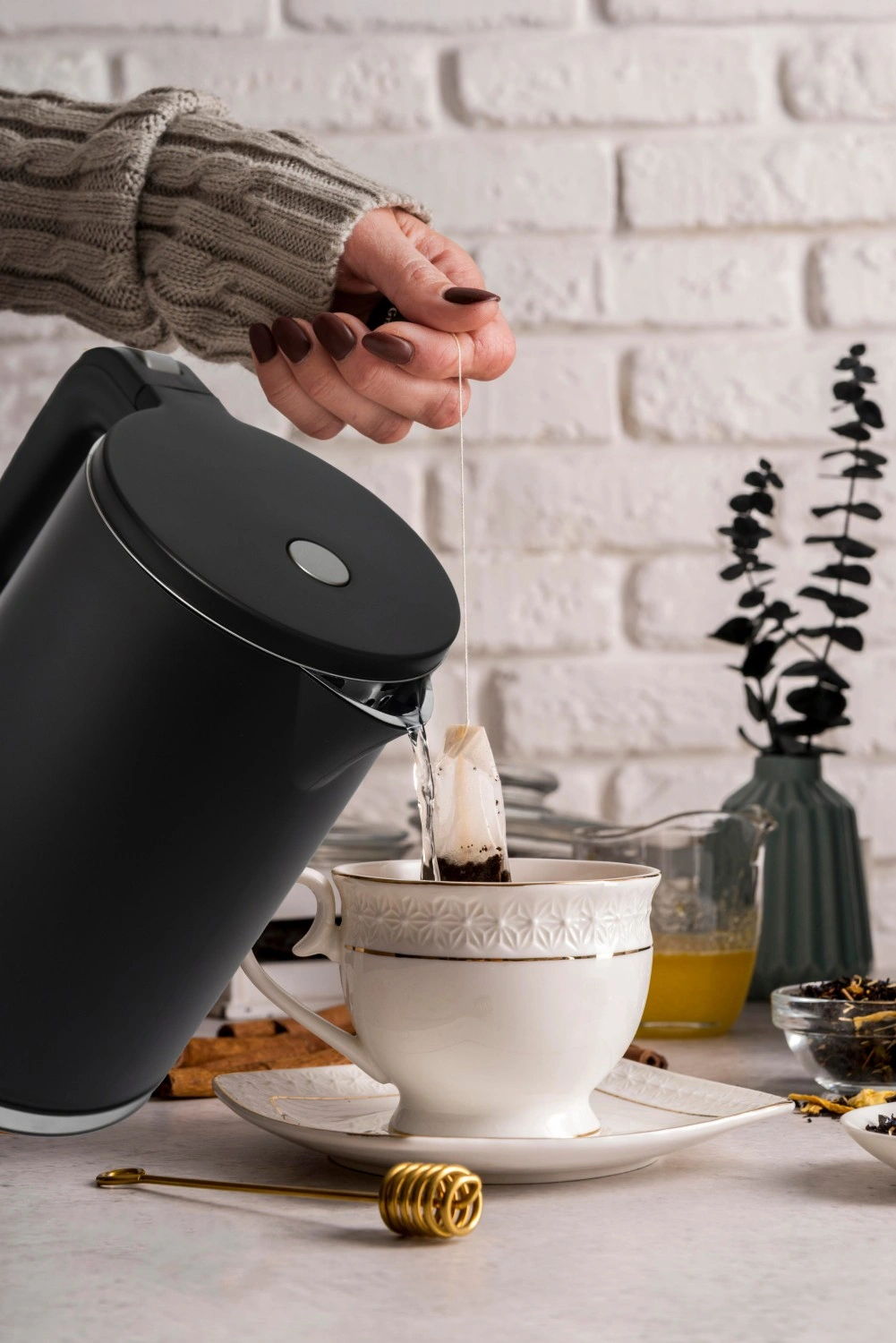 Elektrinis virdulys 1500w 1.2l su besisukančiu pagrindu