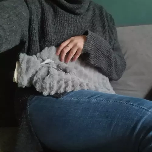 Pliušinis karšto vandens butelis su dangteliu, 2 l, pilkas/smėlinis
