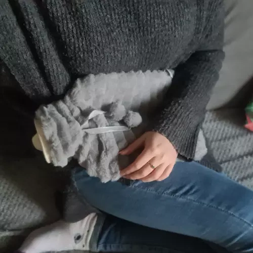 Pliušinis karšto vandens butelis su dangteliu, 2 l, pilkas/smėlinis