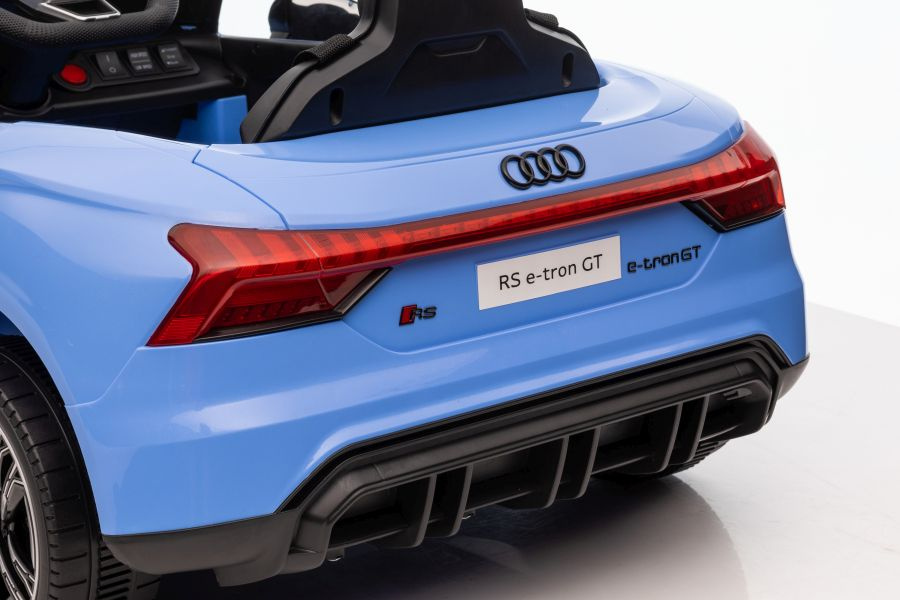 Vienvietis akumuliatorinis automobilis audi e- tron gt, mėlynas