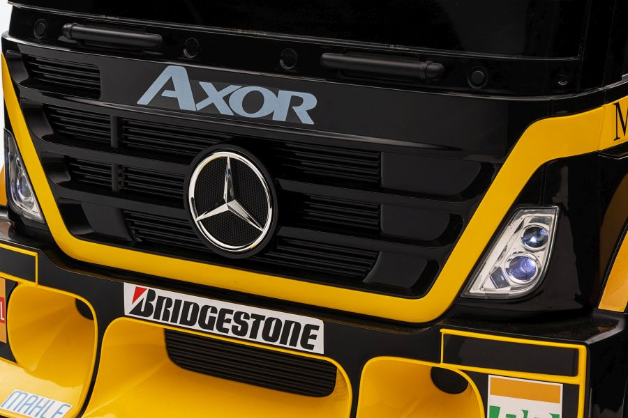 Vienvietis elektromobilis su priekaba mercedes-benz axor xmx622, geltonas